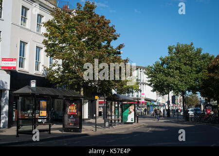 Bushaltestellen auf South Street in Worthing Zentrum in West Sussex, England, UK. Stockfoto