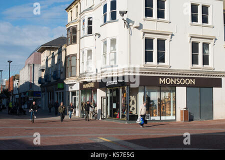 Geschäfte in Worthing Stadtzentrum. Montague, Worthing, West Sussex, England, UK. Stockfoto