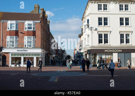 Geschäfte und die Fußgängerzone von Montague Place im Stadtzentrum von Worthing, West Sussex, England, UK. Stockfoto