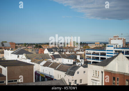 Häuser und Straßen in der Innenstadt von Worthing, West Sussex, England, UK.