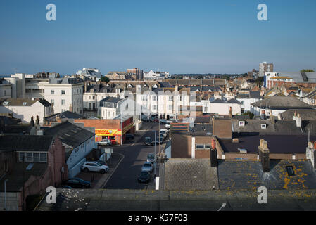 Häuser und Straßen in der Innenstadt von Worthing, West Sussex, England, UK.