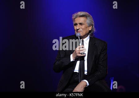 Toto Cutugno, italienischer Sänger und Komponist. Konzert im Nationalen Palast der Künste 'Ukraina'. Dezember 2015. Kiew, Ukraine. Stockfoto