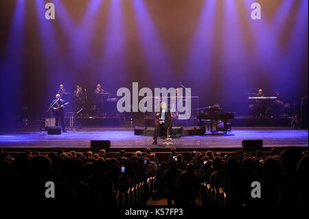 Toto Cutugno, italienischer Sänger und Komponist. Konzert im Nationalen Palast der Künste 'Ukraina'. Dezember 2015. Kiew, Ukraine. Stockfoto