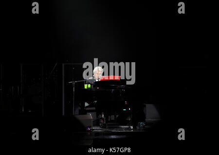 Toto Cutugno, italienischer Sänger und Komponist. Konzert im Nationalen Palast der Künste 'Ukraina'. Dezember 2015. Kiew, Ukraine. Stockfoto