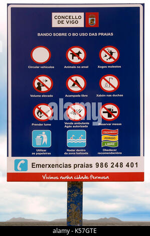 Informative Poster im Strand von Samil, Vigo, Pontevedra Provinz, Region Galizien, Spanien, Europa Stockfoto