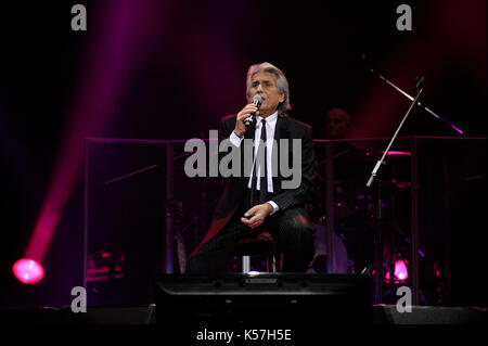 Toto Cutugno, italienischer Sänger und Komponist. Konzert im Nationalen Palast der Künste 'Ukraina'. Dezember 2015. Kiew, Ukraine. Stockfoto