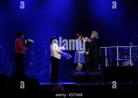 Toto Cutugno, italienischer Sänger und Komponist. Konzert im Nationalen Palast der Künste 'Ukraina'. Dezember 2015. Kiew, Ukraine. Stockfoto