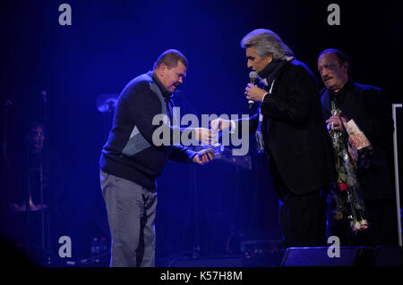 Toto Cutugno, italienischer Sänger und Komponist. Konzert im Nationalen Palast der Künste 'Ukraina'. Dezember 2015. Kiew, Ukraine. Stockfoto