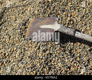 Schaufel auf Schotter. Bauarbeiten auf dem Hof. Stockfoto