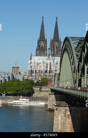 Koelner Dom , Hohenzollernbrücke, Köln, Nordrhein-Westfalen, Deutschland I Dom, Hohenzollernbrücke, Köln, Nordrhein-Westfalen, G Stockfoto