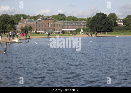 Die runden Teich im Hyde Park und Kensington Palace in der Ferne london Stockfoto