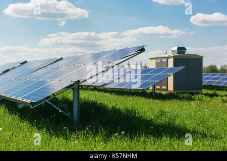 Solarkraftwerk gegen den blauen Himmel. Alternative Energie-Konzept Stockfoto