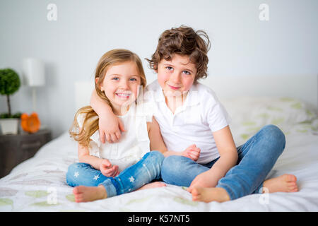 Bruder und Schwester zusammen im Bett entspannen Stockfoto