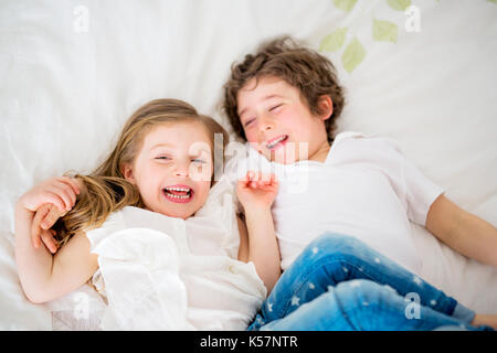 Bruder und Schwester zusammen im Bett entspannen Stockfoto