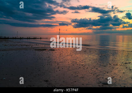 Schönen Sonnenuntergang am Strand in Hunstanton, Norfolk, Großbritannien Stockfoto