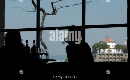 Ein Kunde Proben eine Vielzahl von Port in einem Tasting Room mit Blick auf Porto, Portugal, 20. August 2017. © Johannes Voos Stockfoto