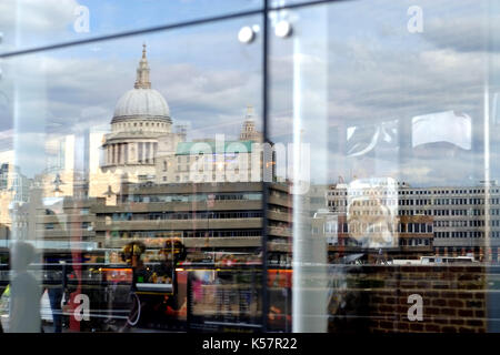 Die St Paul's Kathedrale spiegeln sich in einer South Bank, London Stockfoto