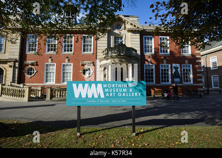 Worthing, West Sussex, UK. 11. Oktober 2016. Worthing Museum und Kunstgalerie. Stockfoto