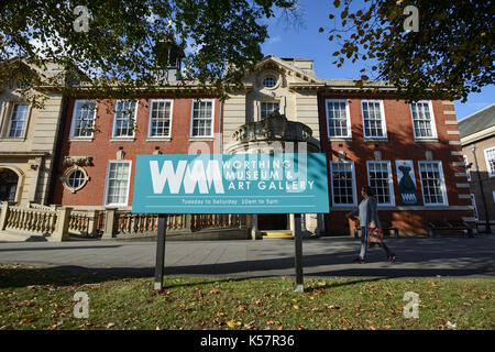 Worthing Museum und Kunstgalerie, Worthing, West Sussex, England, UK. Stockfoto