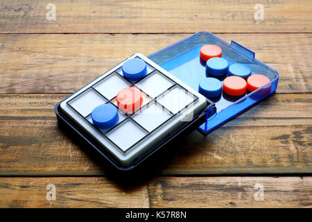 Tic Tac Toe auf hölzernen Hintergrund Stockfoto