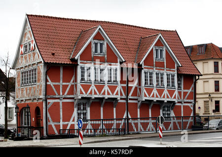 Rote hölzerne Fachwerk Haus im alten Wismar Stockfoto