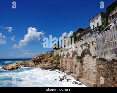 Die Klippen von Rovinj, eine alte malerische Stadt in Istrien Kroatien Stockfoto