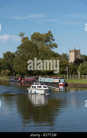 Die Gloucester & Schärfe Canal an Frampton auf Severn in Gloucestershire, England, UK. August 2017. Boote auf dem Kanal im Sommer Stockfoto