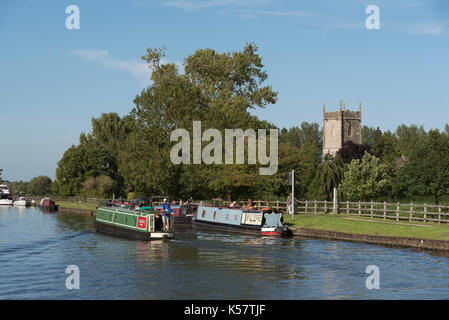 Die Gloucester & Schärfe Canal an Frampton auf Severn in Gloucestershire, England, UK. August 2017. Boote auf dem Kanal im Sommer Stockfoto