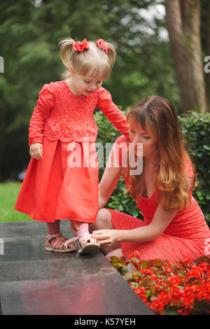 Mom Schuhe jungen Tochter in Park Stockfoto
