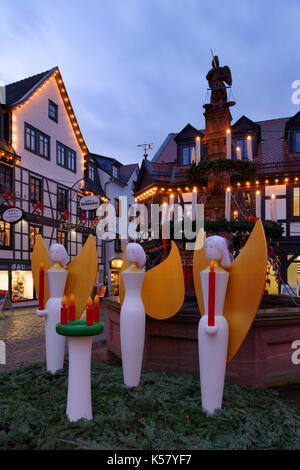 Holz Engel Figuren vor den Brunnen auf dem Weihnachtsmarkt in der Altstadt von Michelstadt im Odenwald, Hessen, Deutschland Stockfoto