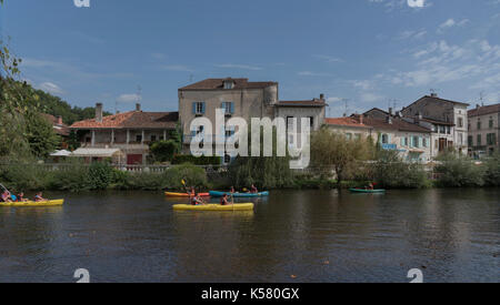 Familien Kanu fahren auf dem Fluss Dronne in Brantôme, Frankreich Stockfoto