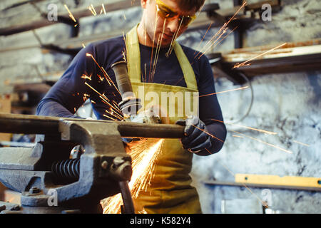 Arbeiten sägen Bügeleisen Funken Stockfoto