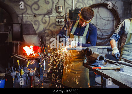 Arbeiten sägen Bügeleisen Funken Stockfoto