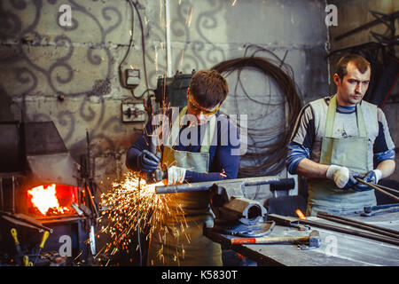 Arbeiten sägen Bügeleisen Funken Stockfoto