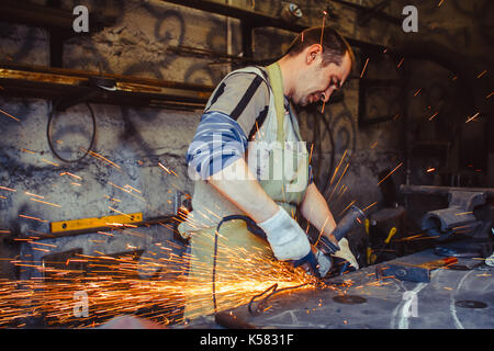 Arbeiten sägen Bügeleisen Funken Stockfoto