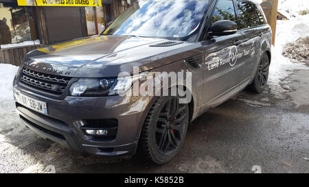 Isola 2000, Frankreich - 19. Februar 2016: Luxuriöse Land Rover Range Rover Sport SUV auf dem Schnee geparkt in einem Skigebiet, Gemeinde von Isola, Alpes-Maritim Stockfoto