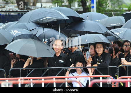 Bangkok, Thailand. 8. Sep 2017. Gratulanten Linie bis zum Ende der thailändische König Bhumibol Adulyadej in Bangkok, Thailand zu zahlen, Sept. 8, 2017. Ein königliches Begräbnis für Thailands verstorbenen Königs Bhumibol Adulyadej ist Ende Oktober 2017 erwartet. Credit: Rachen Sageamsak/Xinhua/Alamy leben Nachrichten Stockfoto