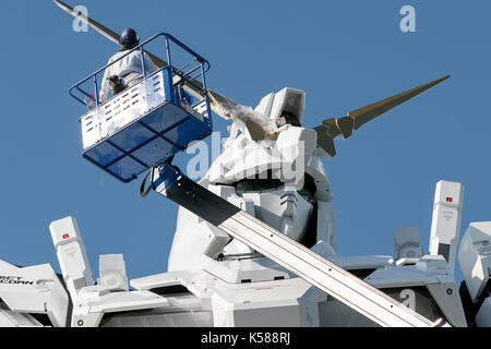 Odaiba, Tokio, Japan. 8. September 2017. Arbeitnehmer weiter, indem er eine lebensgroße Statue von Unicorn Gundam außerhalb Odaiba DriverCity Tokyo Plaza am 8. September 2017, Tokio, Japan. Die neue 19,7 m hohen Roboter mit einem Gewicht von 49 Tonnen wird bis September 24 werden die 18 m hohe RX -78-2 Gundam Statue zu ersetzen. Credit: Rodrigo Reyes Marin/LBA/Alamy leben Nachrichten Stockfoto