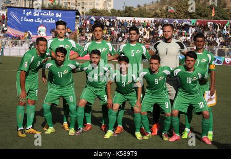 Kabul, Afghanistan. 7. Sep 2017. Start Spieler von De Spinghar Bazan posieren für Fotos vor dem Spiel gegen Shaheen Asmayee während Afghanische Premier League (APL) an Afghanistan Football Federation (AFF) Stadion in Kabul, der Hauptstadt Afghanistans, Sept. 7, 2017. Sechsten Staffel der Afghanistan von Premier Football League trat weg unter acht Mannschaften in Kabul am Donnerstag. Credit: Rahmat Alizadah/Xinhua/Alamy leben Nachrichten Stockfoto