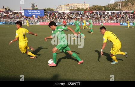 Kabul, Afghanistan. 7. Sep 2017. Spieler von De Spinghar Bazan konkurrieren in einem Match gegen Shaheen Asmayee während Afghanische Premier League (APL) an Afghanistan Football Federation (AFF) Stadion in Kabul, der Hauptstadt Afghanistans, Sept. 7, 2017. Sechsten Staffel der Afghanistan von Premier Football League trat weg unter acht Mannschaften in Kabul am Donnerstag. Credit: Rahmat Alizadah/Xinhua/Alamy leben Nachrichten Stockfoto