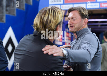 Markus Gisdol (RB Leipzig, l) begruesst Ralph Hasenhuettl (RB Leipzig, r). GES/Fussball/1. Bundesliga: HSV Hamburg Hamburg - RB Leipzig, 08.09.2017 Fußball: 1.Liga: HSV Hamburg Hamburg vs RB Leipzig, Hamburg, den 8. September 2017 | Verwendung weltweit Stockfoto