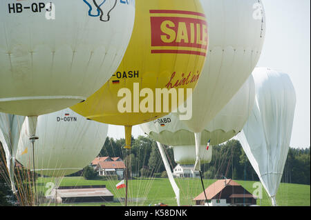 Ballone starten zu diesem Jahre Gordon Bennett Ballon-wettbewerb von Gruyères, Schweiz. Für die nächsten drei Tage die Winde entscheiden, wohin die Reise im Ballon trägt. Stockfoto