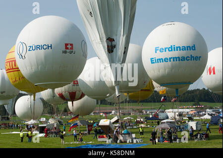 Ballone starten zu diesem Jahre Gordon Bennett Ballon-wettbewerb von Gruyères, Schweiz. Für die nächsten drei Tage die Winde entscheiden, wohin die Reise im Ballon trägt. Stockfoto