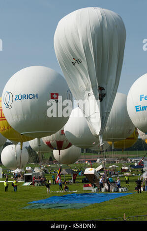 Ballone starten zu diesem Jahre Gordon Bennett Ballon-wettbewerb von Gruyères, Schweiz. Für die nächsten drei Tage die Winde entscheiden, wohin die Reise im Ballon trägt. Stockfoto