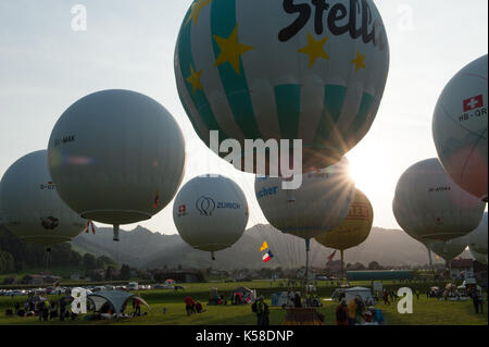 Ballone starten zu diesem Jahre Gordon Bennett Ballon-wettbewerb von Gruyères, Schweiz. Für die nächsten drei Tage die Winde entscheiden, wohin die Reise im Ballon trägt. Stockfoto