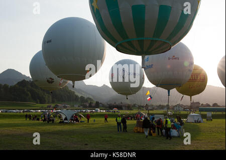 Ballone starten zu diesem Jahre Gordon Bennett Ballon-wettbewerb von Gruyères, Schweiz. Für die nächsten drei Tage die Winde entscheiden, wohin die Reise im Ballon trägt. Stockfoto