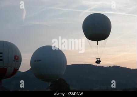 Ballone starten zu diesem Jahre Gordon Bennett Ballon-wettbewerb von Gruyères, Schweiz. Für die nächsten drei Tage die Winde entscheiden, wohin die Reise im Ballon trägt. Stockfoto