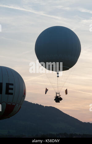 Ballone starten zu diesem Jahre Gordon Bennett Ballon-wettbewerb von Gruyères, Schweiz. Für die nächsten drei Tage die Winde entscheiden, wohin die Reise im Ballon trägt. Stockfoto