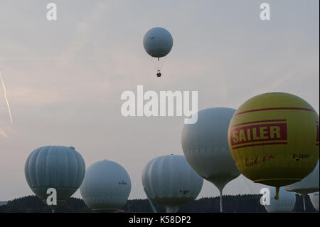 Ballone starten zu diesem Jahre Gordon Bennett Ballon-wettbewerb von Gruyères, Schweiz. Für die nächsten drei Tage die Winde entscheiden, wohin die Reise im Ballon trägt. Stockfoto