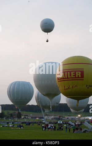 Ballone starten zu diesem Jahre Gordon Bennett Ballon-wettbewerb von Gruyères, Schweiz. Für die nächsten drei Tage die Winde entscheiden, wohin die Reise im Ballon trägt. Stockfoto